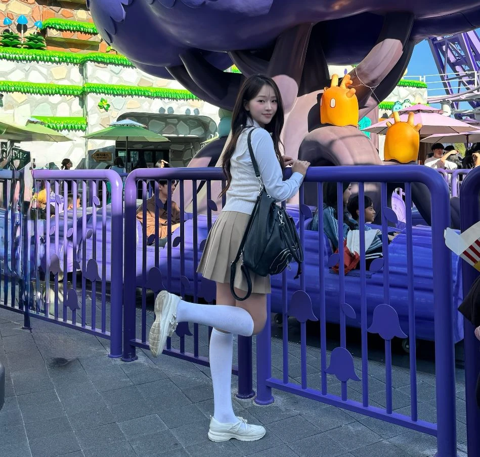 “麻薯啦啦队员”李妍珍穿上校服,瞬间引爆粉丝反应!心动美照大放送