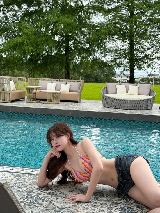 0915啦啦队员金渡儿公开性感主题写真合集,引发粉丝热烈反响